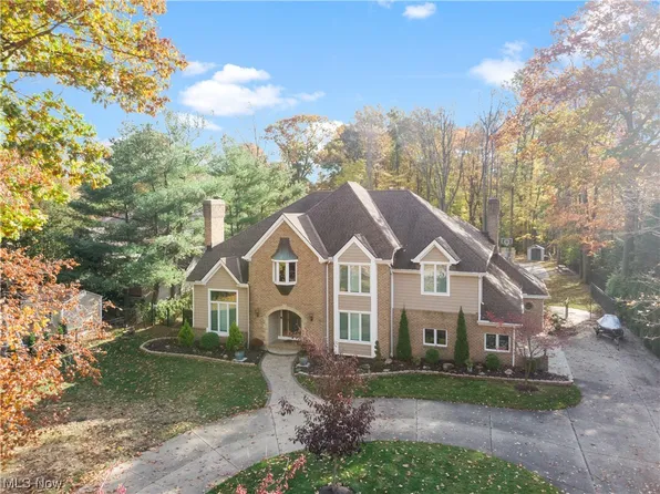 147 Kensington Cir, Bay Village, OH 44140