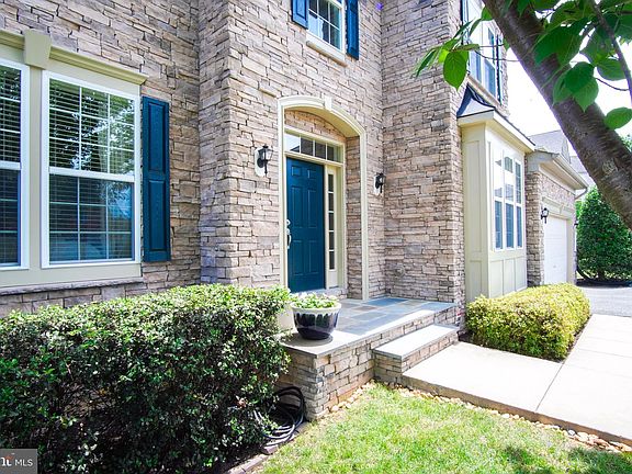 4th image of 1005 W Kensington Cir