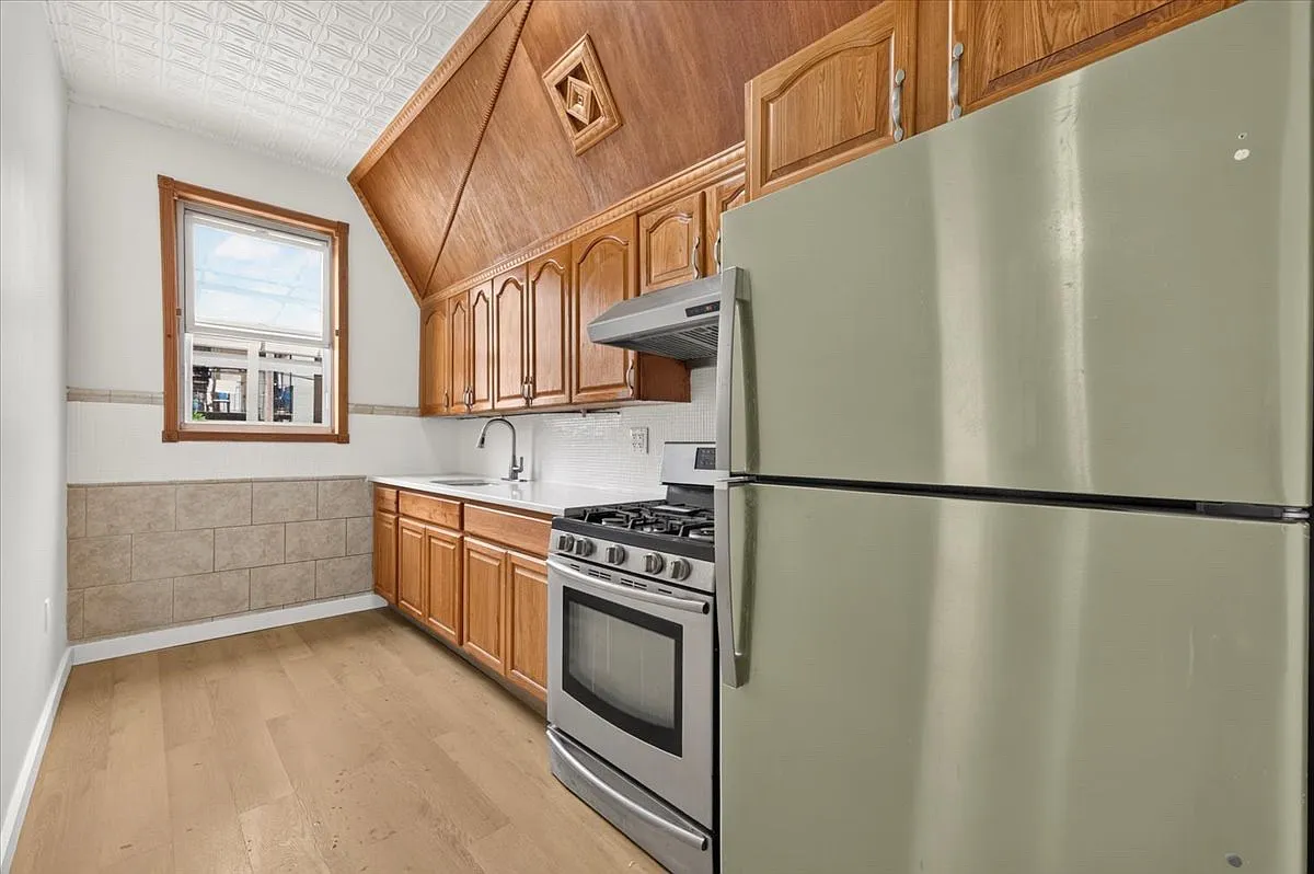 3 bed, 1.5 bath, $3,500 — Photo 1