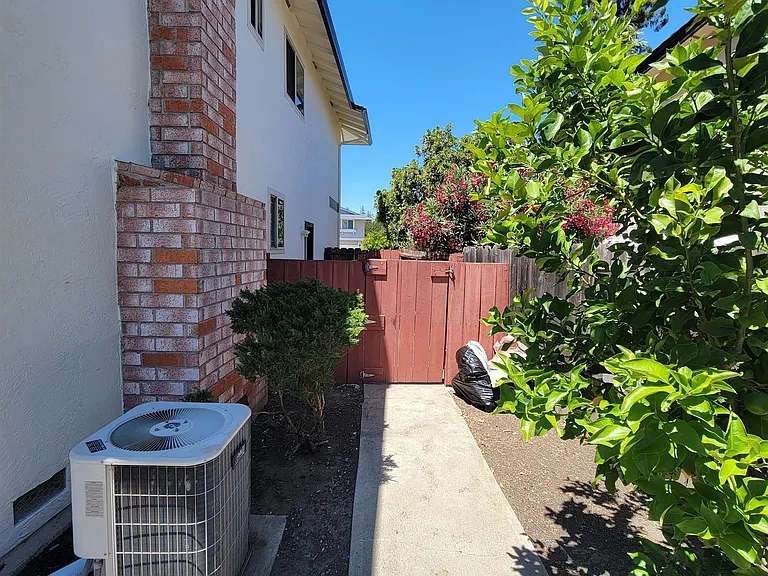2210 Sierra Ct — Photo 33