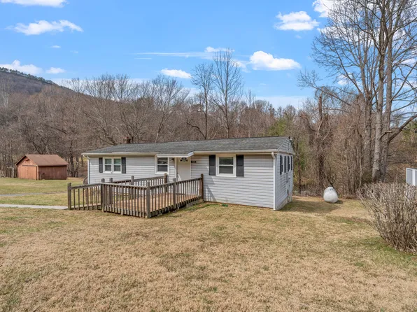 466 Greenway Hollow Rd, Troutville, VA 24175