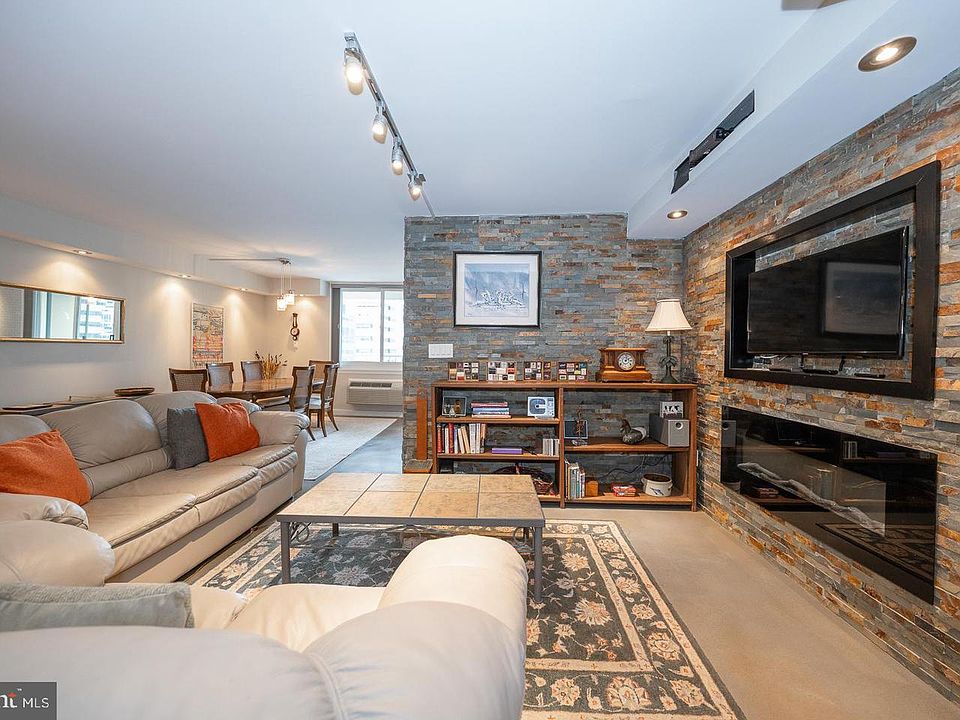1st image of 1919 Chestnut St APT 1919