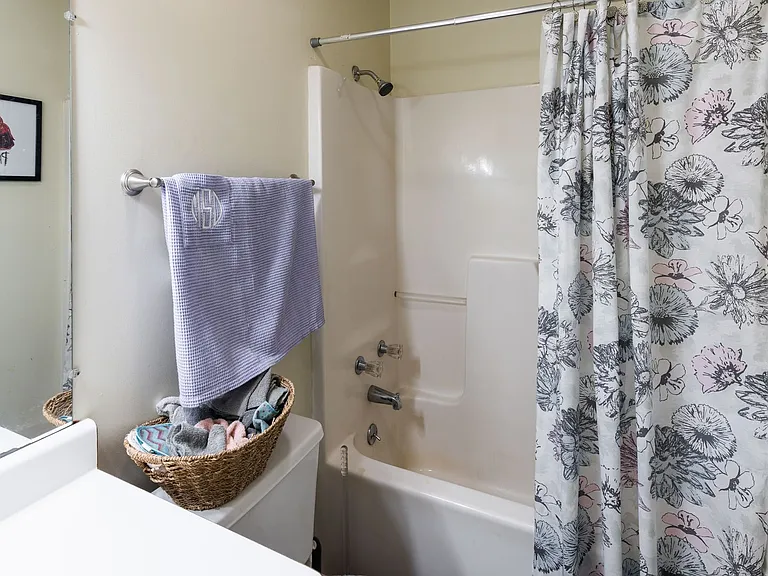 211 Chevy Chase Dr — Photo 22