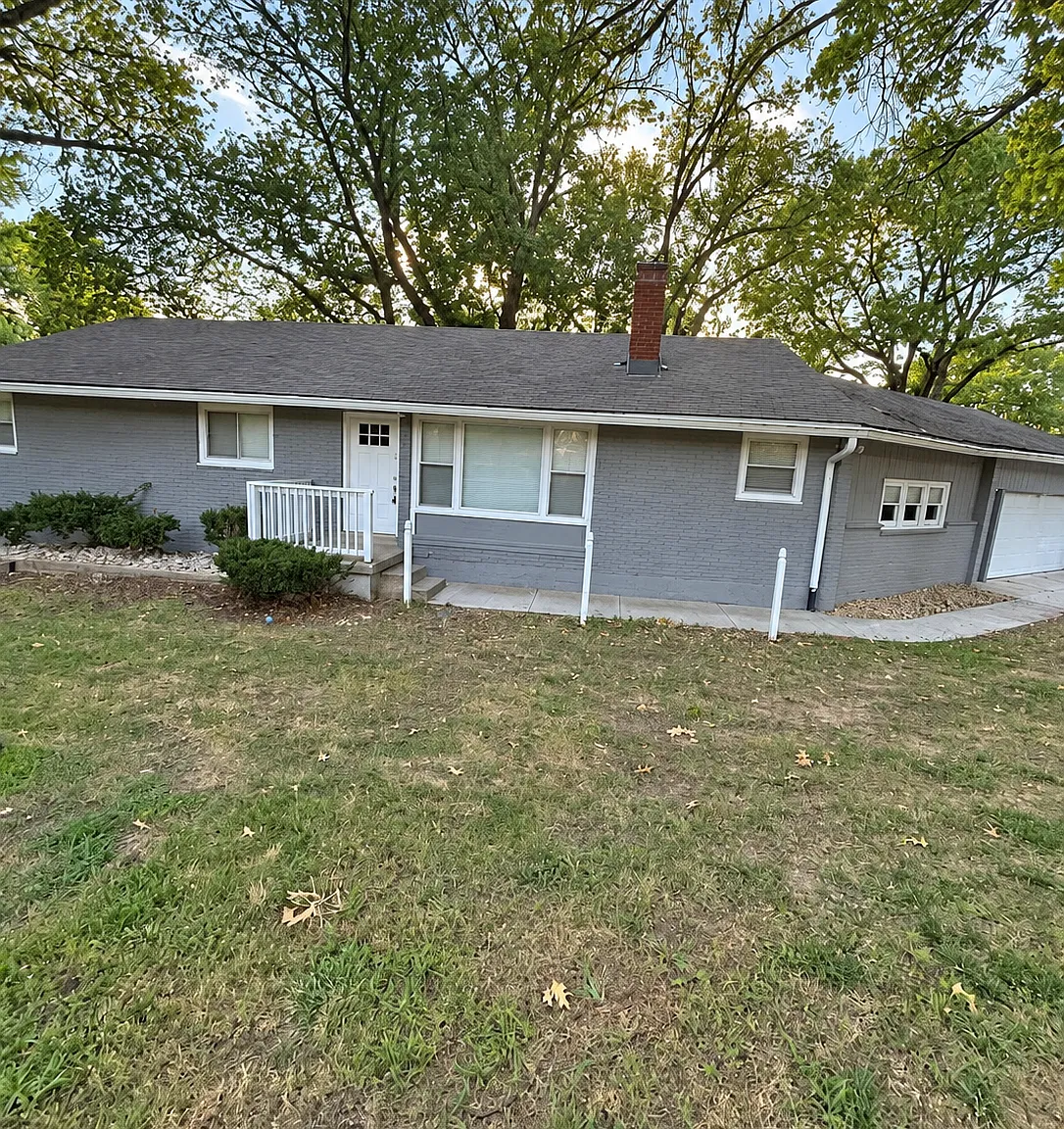 3 bed, 1.5 bath, 2420 sqft, $3,000 — Photo 1