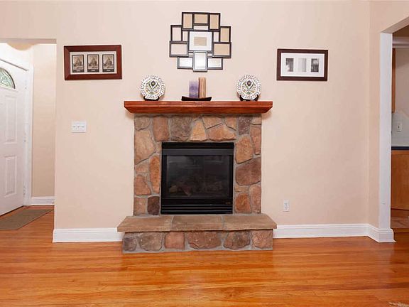 5th image of 19 Evergreen Ln