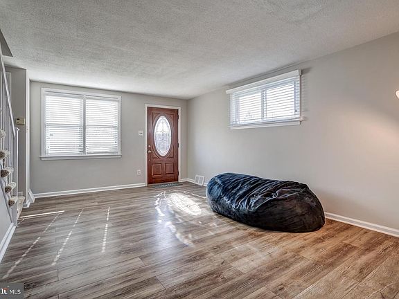 5th image of 700 Surrey Ln