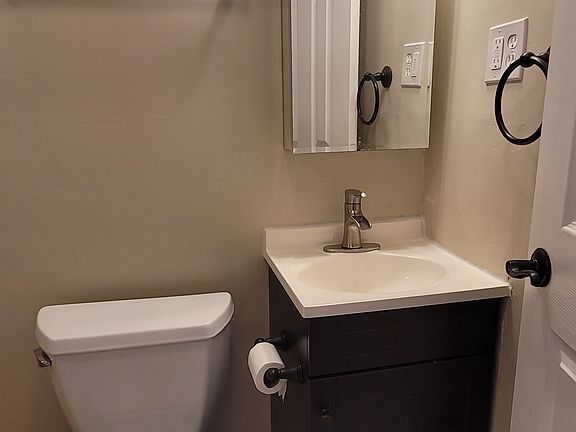5th image of 3121 Chepstow Ln #B