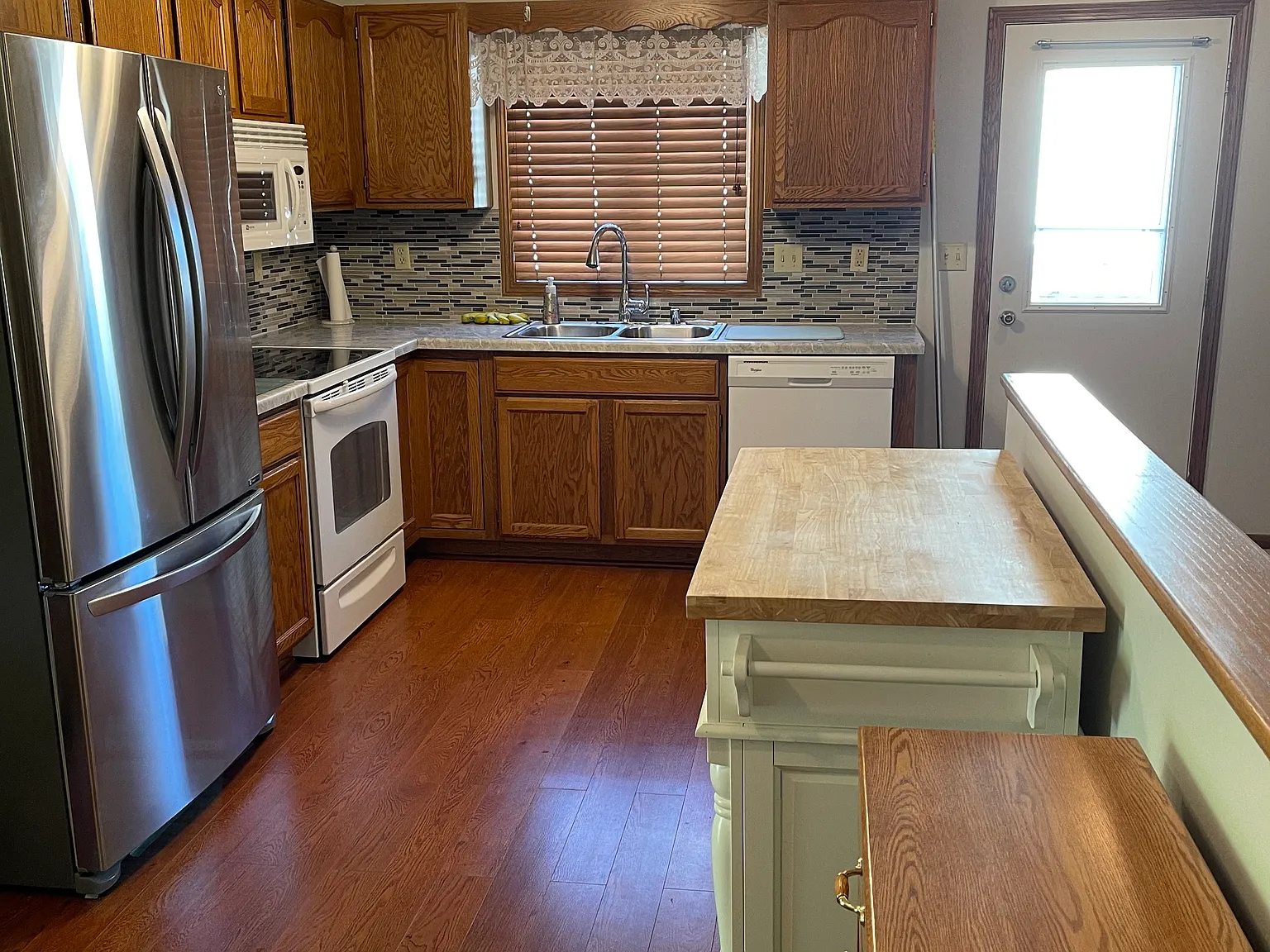 3 bed, 3.5 bath, 2000 sqft, $2,050 — Photo 2