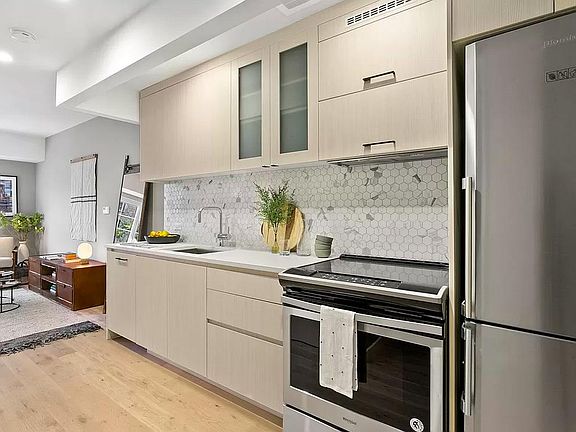 4th image of 555 Waverly Ave APT 5U