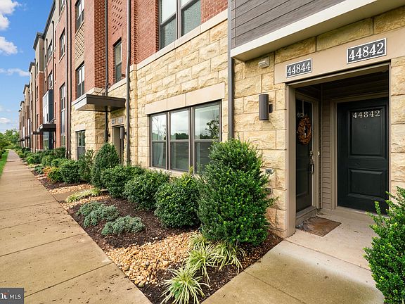 3rd image of 44844 Tiverton Sq