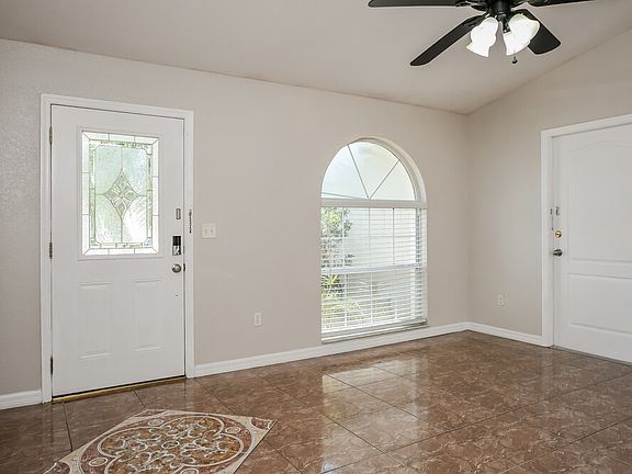 5th image of 711 Pelican Ct