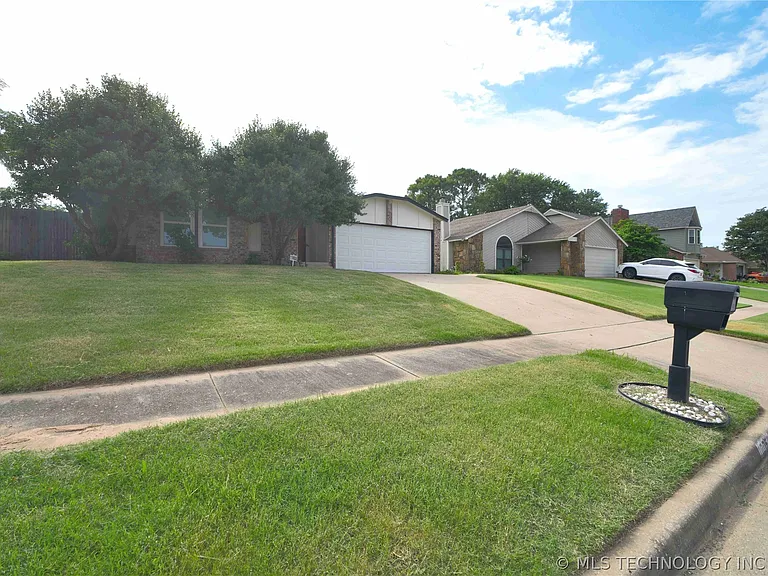 10056 S 91st East Ave — Photo 3