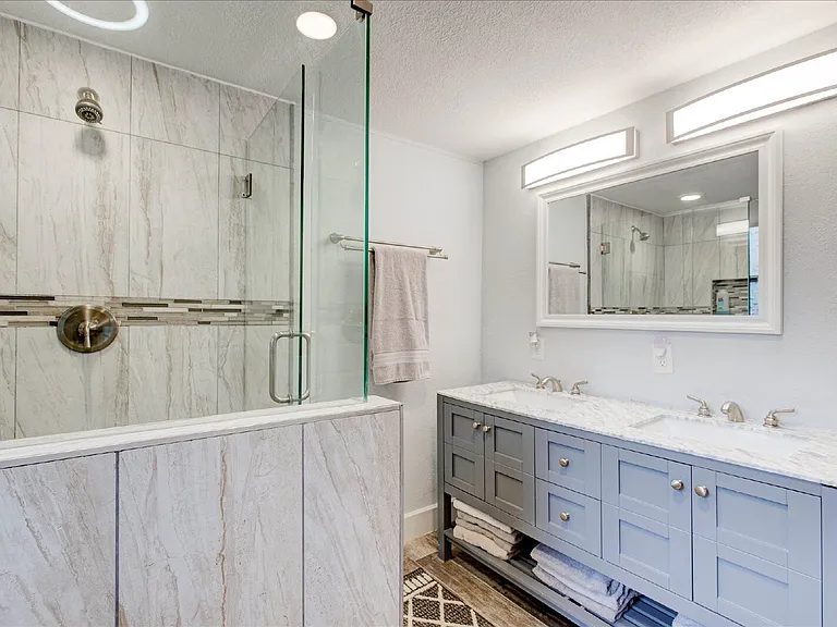 2801 W Biddison St — Photo 22