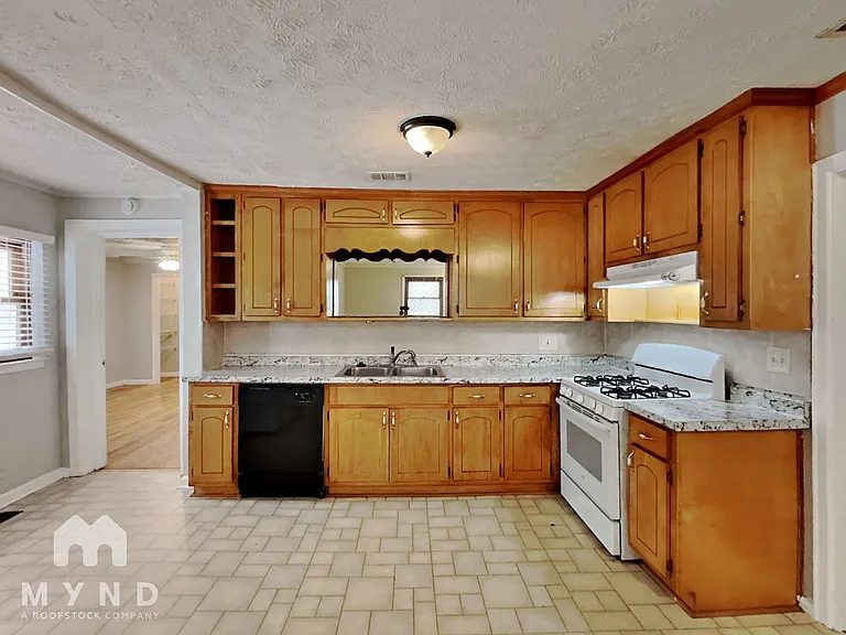 668 Scott Cir — Photo 5