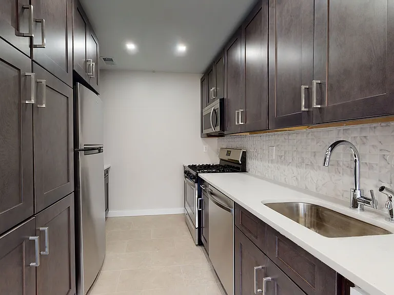 River Club Apartments — Photo 18