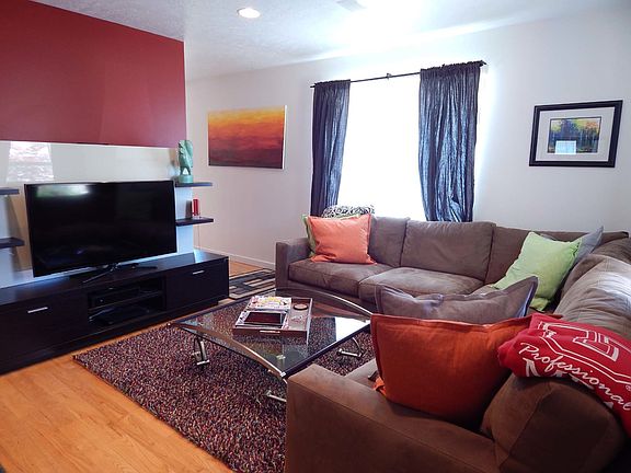 2nd image of 1264 E Logan Ave