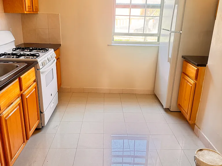 77-32 Vleigh Pl #82F — Photo 5