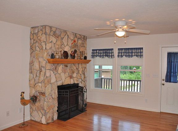 4th image of 935 Pearson Rd