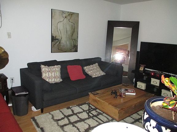 3rd image of 400 Travis Ave