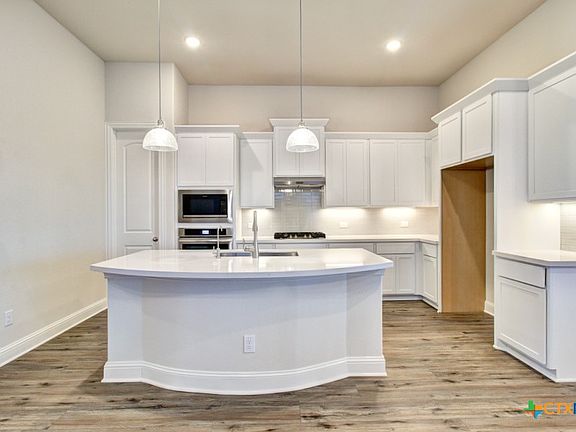 5th image of 732 Navarro St