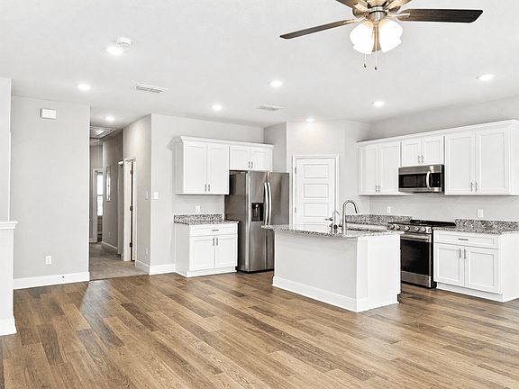 2nd image of 7149 Magnolia Crk #201