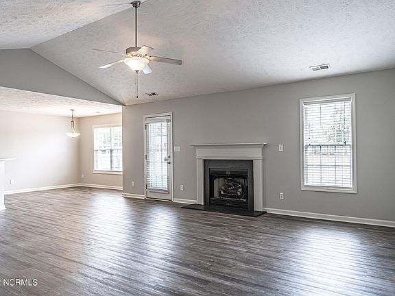 4th image of 121 Blue Water Dr