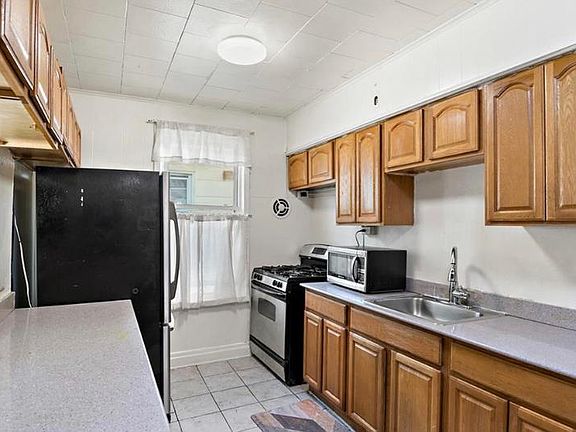 4th image of 2-4229 Grace Ave #2