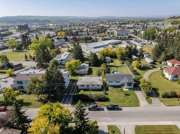 217 E Ross Ave, Cochrane, AB T4C 1C9