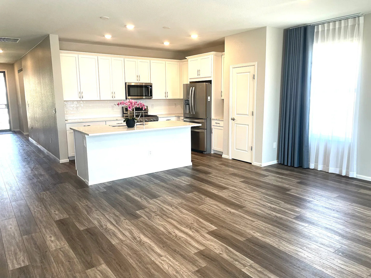4 bed, 3742 sqft, $3,600 — Photo 2