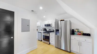 3 bed, 900 sqft, $3,600 — Photo 2