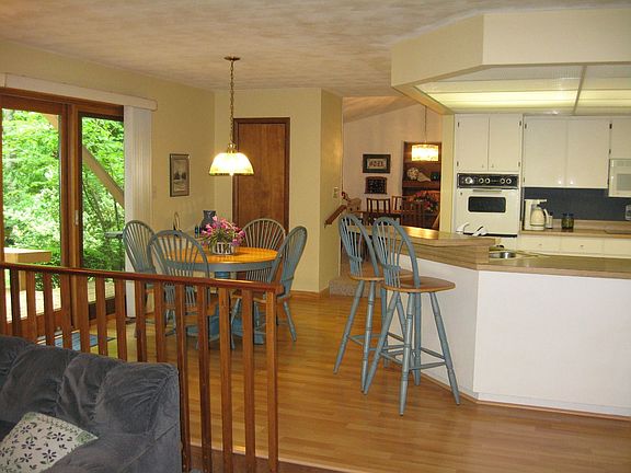 Breakfast Area & Kitchen