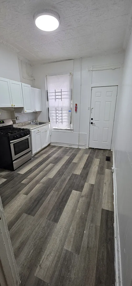 Building Photo - 2920 Parkwood Ave #1