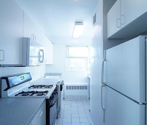 5th image of 353 E 83rd St APT 4D