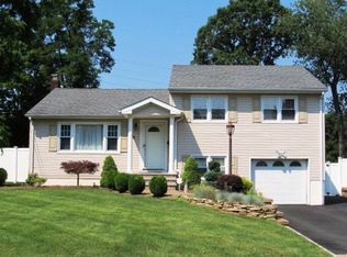 8 Chicjon Ln, East Hanover, NJ 07936