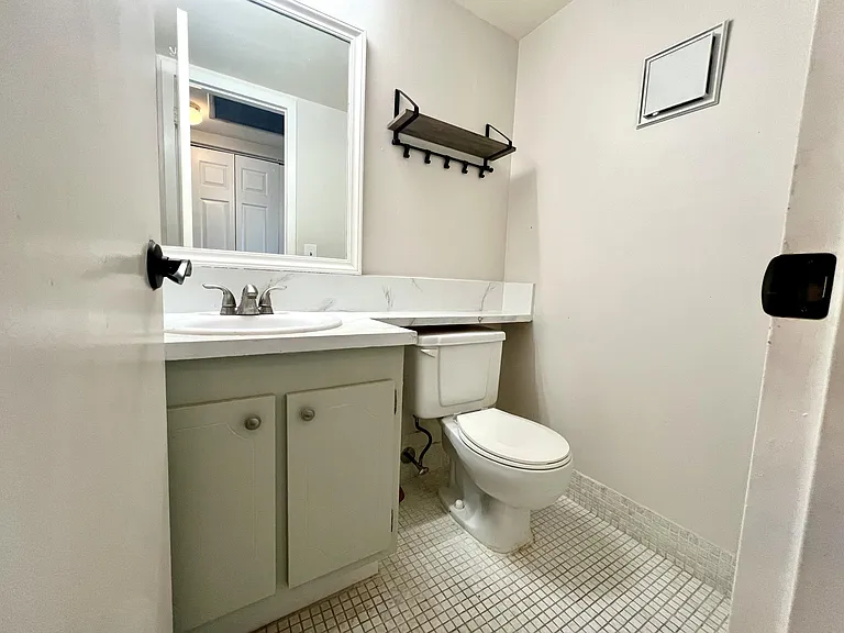 209 Suffolk E — Photo 18