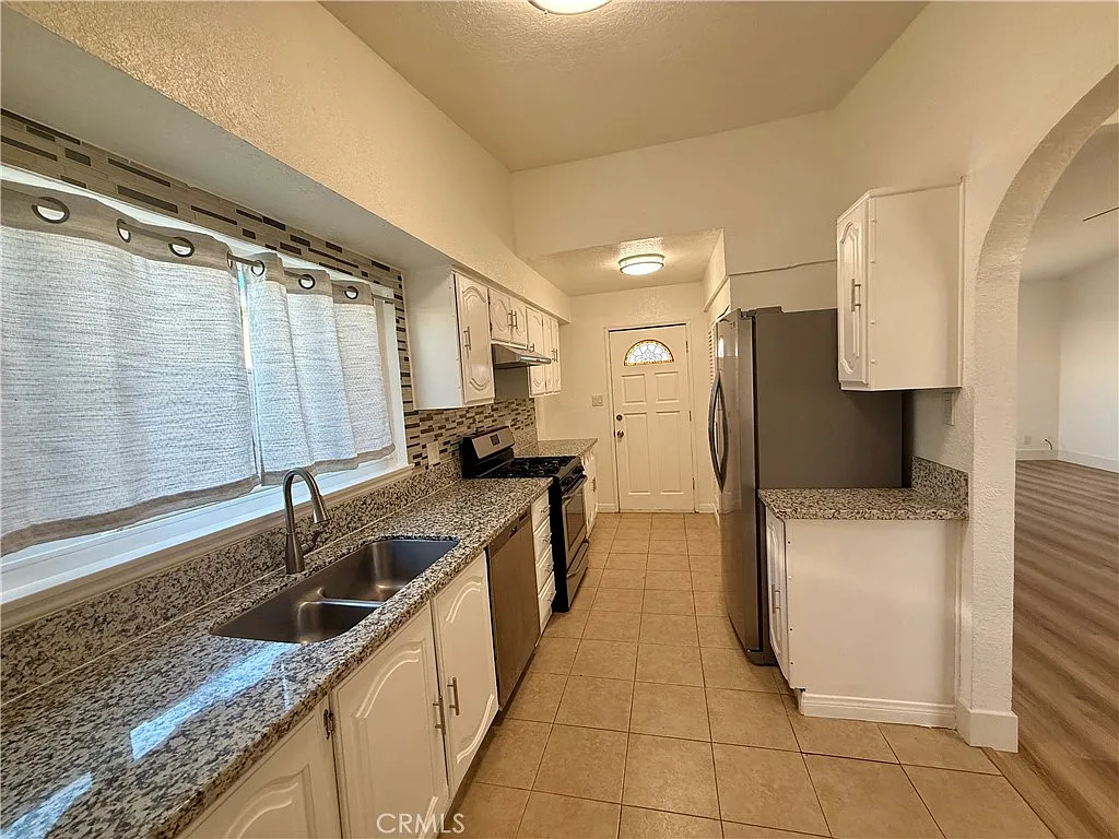 3 bed, 1095 sqft, $2,500 — Photo 2