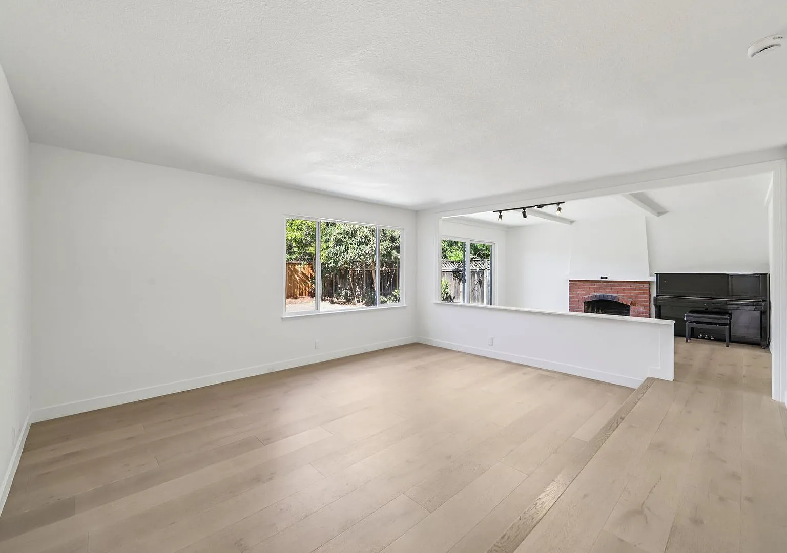 Beautifully Remodeled & Spacious 4bd Single Story House — Photo 3