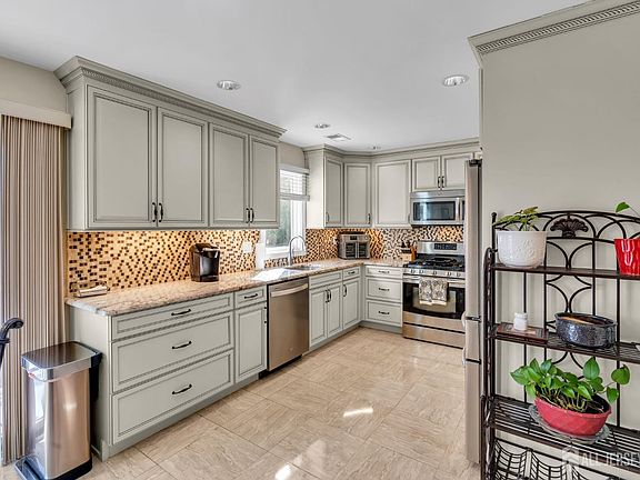 5th image of 15 Walnut Ct