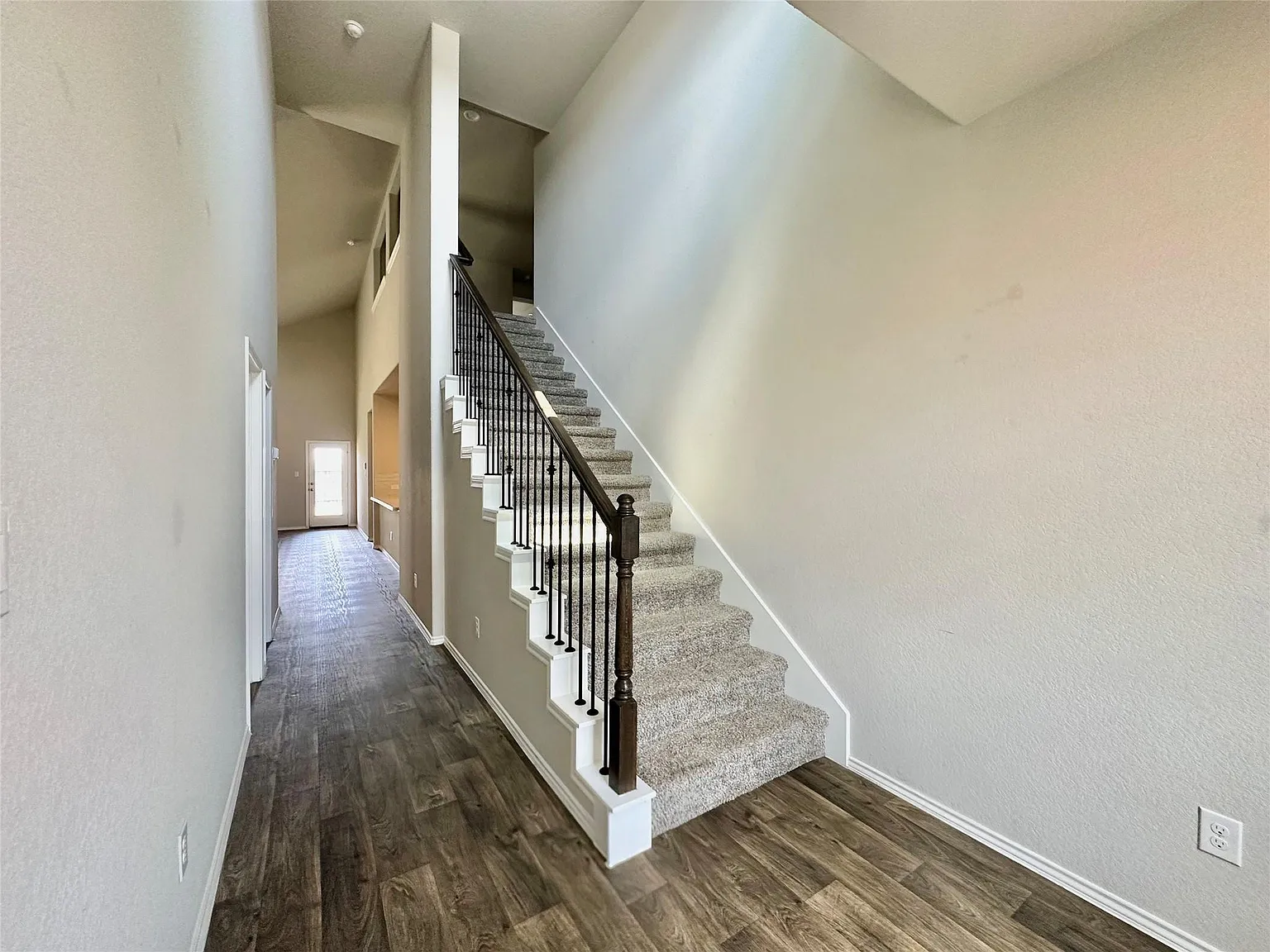 4 bed, 2.5 bath, 2337 sqft, $2,400 — Photo 2