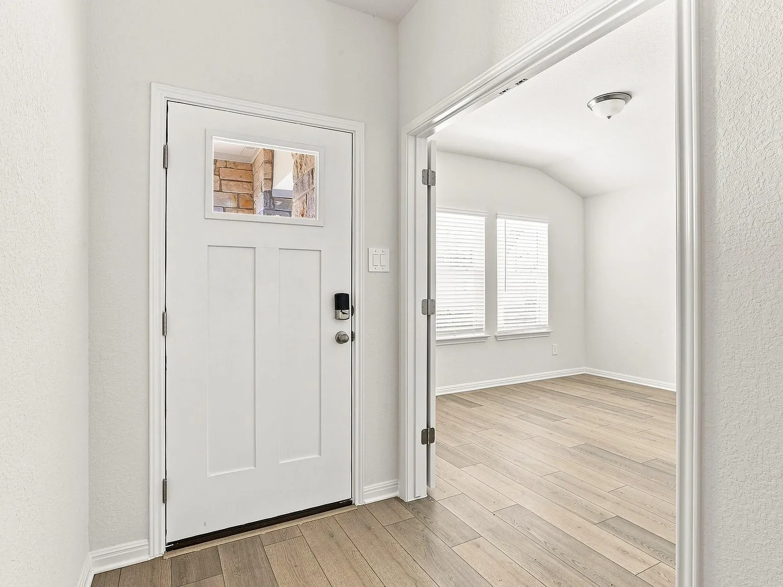 3 bed, 2.0 bath, 1825 sqft, $2,300 — Photo 2