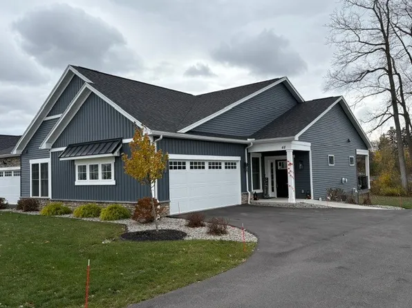 48 Autumn Leaf Trl, Webster, NY 14580