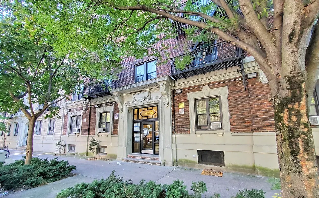 1912 Avenue H — Photo 1