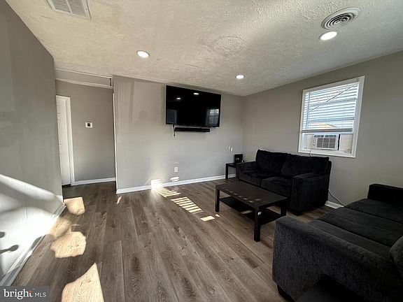 5th image of 147 Bannister Ave