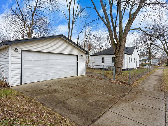 3rd image of 20403 Woodworth St