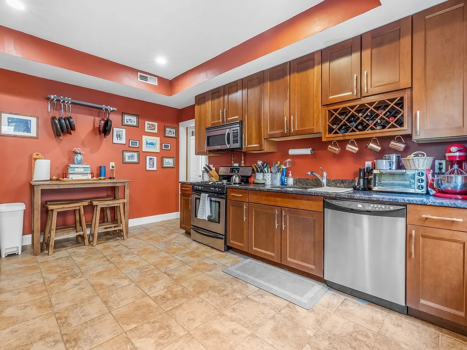 2 bed, 1.0 bath, 1068 sqft, $3,000 — Photo 2