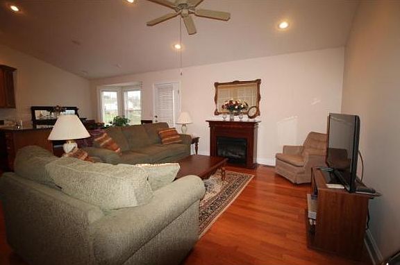 3rd image of 100 Mountain Creek Ct