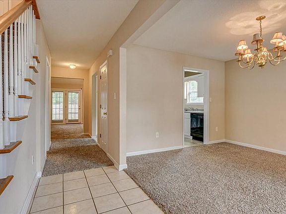 5th image of 586 Bradford Ln