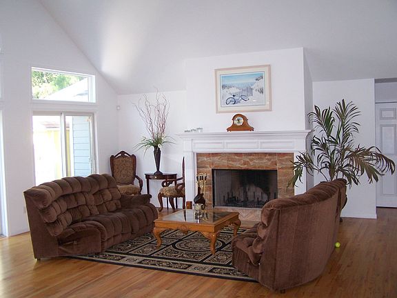 3rd image of 70 Lakeside Ln