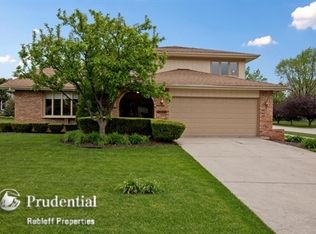 16W648 90th St, Willowbrook, IL 60527