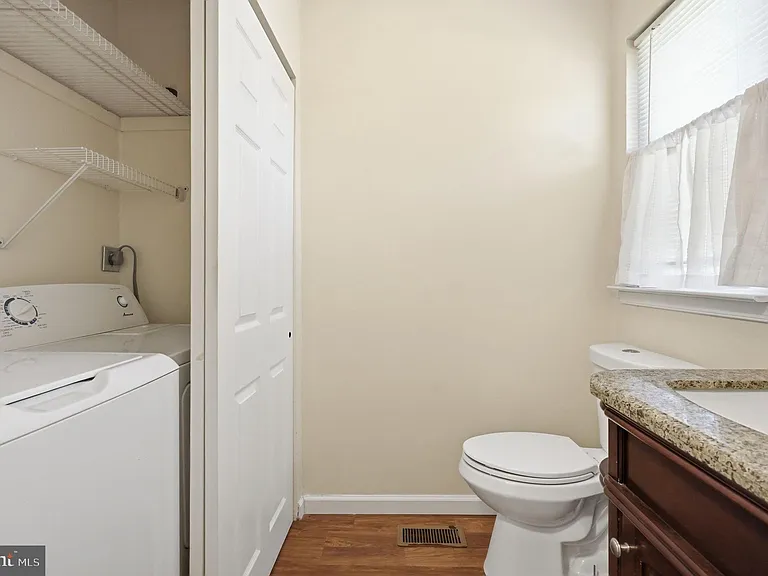 204 Livingston Ct — Photo 16
